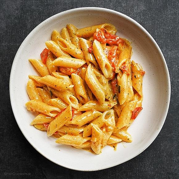 Penne rigate mit geschmorten Tomaten und frischem Rosmarin