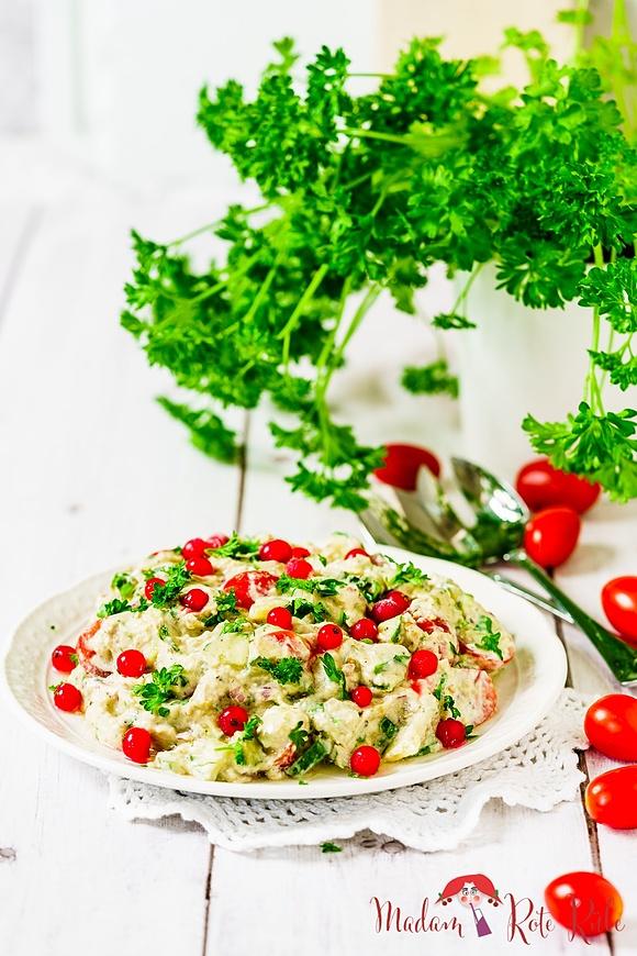 Auberginenmus-Salat mit Tomate und Gurke