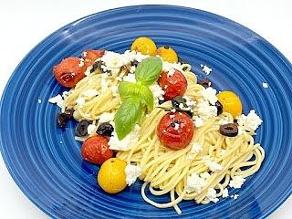 Einfache nudeln mit tomaten, salbei und schafskäse